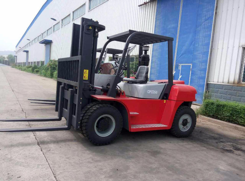 叉叉車出租的費(fèi)用車后工作燈的作用